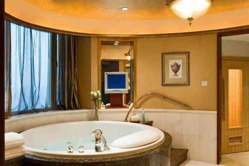 保定会馆裕华店地址揭秘：周边美食地图一网打尽